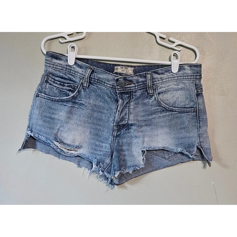 Free People Distressed Denim Shorts Light Wash Cut Off Frayed Hem Size 27‎